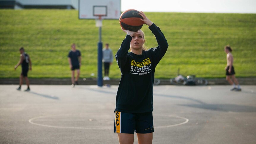 Zoe Jenkins playing basketball