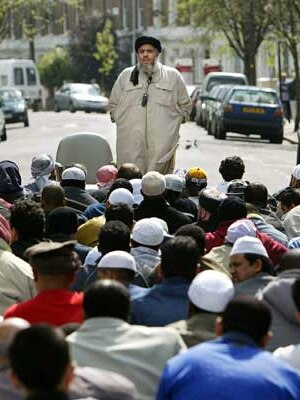Militant cleric Abu Hamza preaches to students.