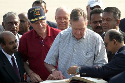 Bill Clinton and George Bush arrive in Sri Lanka.