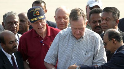 Bill Clinton and George Bush arrive in Sri Lanka.