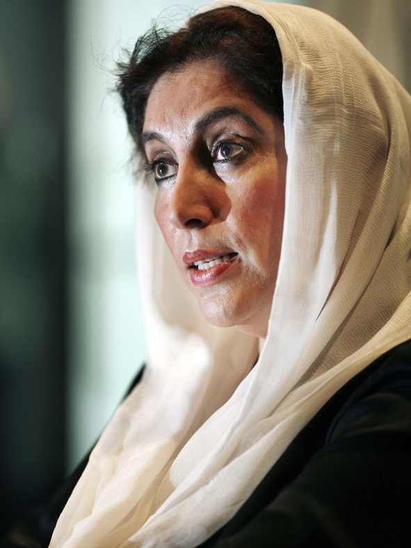 Former Prime Minister of Pakistan Benazir Bhutto says she will meet former rival Nawaz Sharif to discuss the possible boycott (File photo).