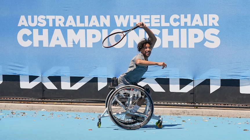 L’adolescent australien Saalim Naser prêt pour la toute première épreuve junior de tennis en fauteuil roulant à l’US Open