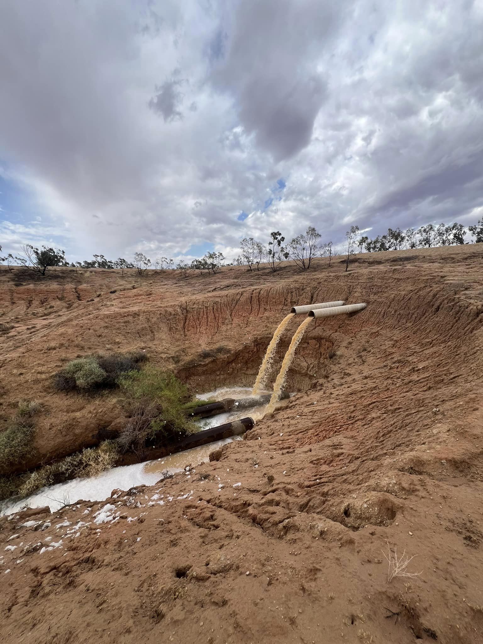 Agua saliendo de tuberías.