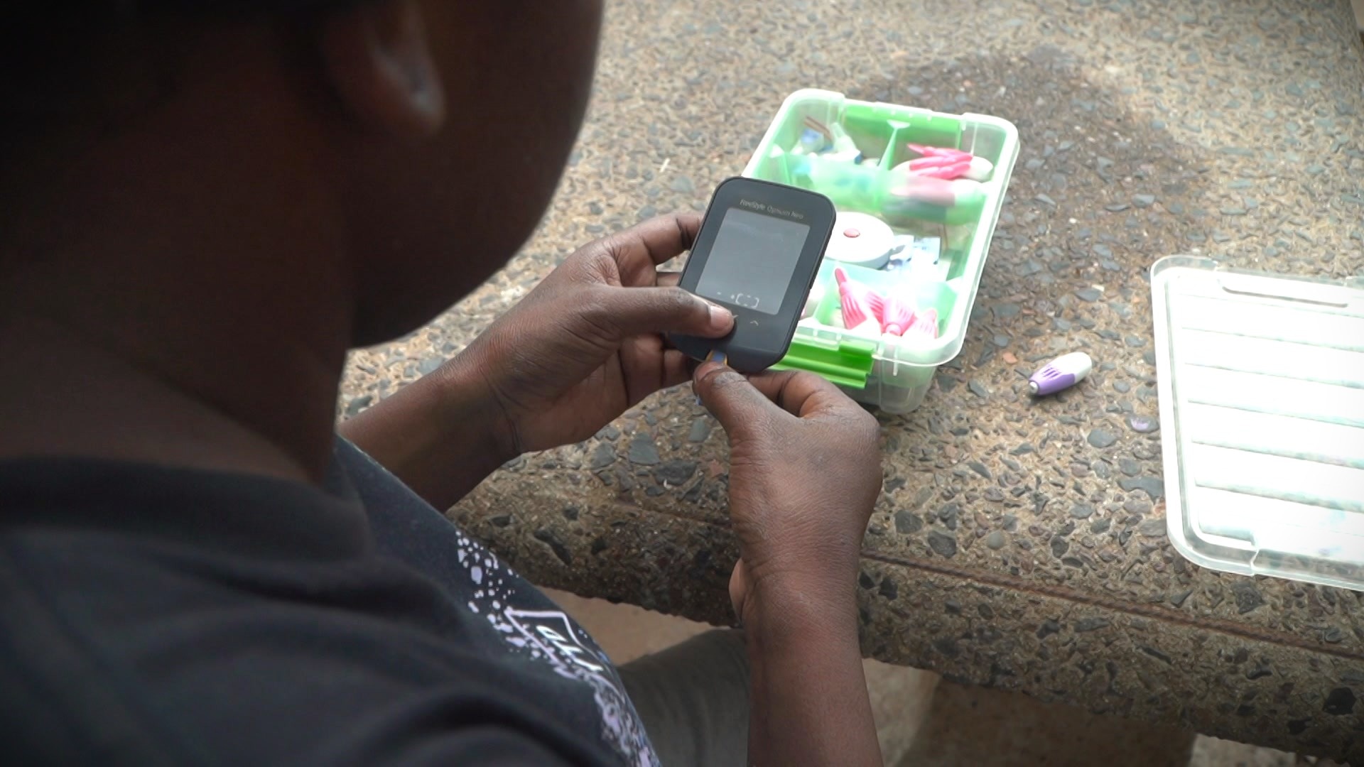 Uma jovem aborígine, baleada na nuca, enquanto segurava uma máquina de glicose no sangue nas mãos.