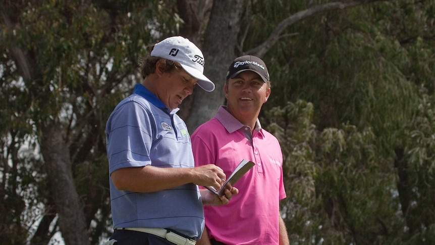 Dufner, Van Pelt chat it up at the ninth