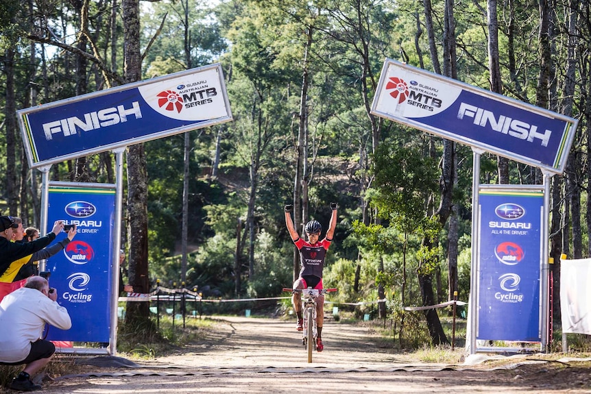 Elite Men Winner Brendan Johnston Crosses The Line