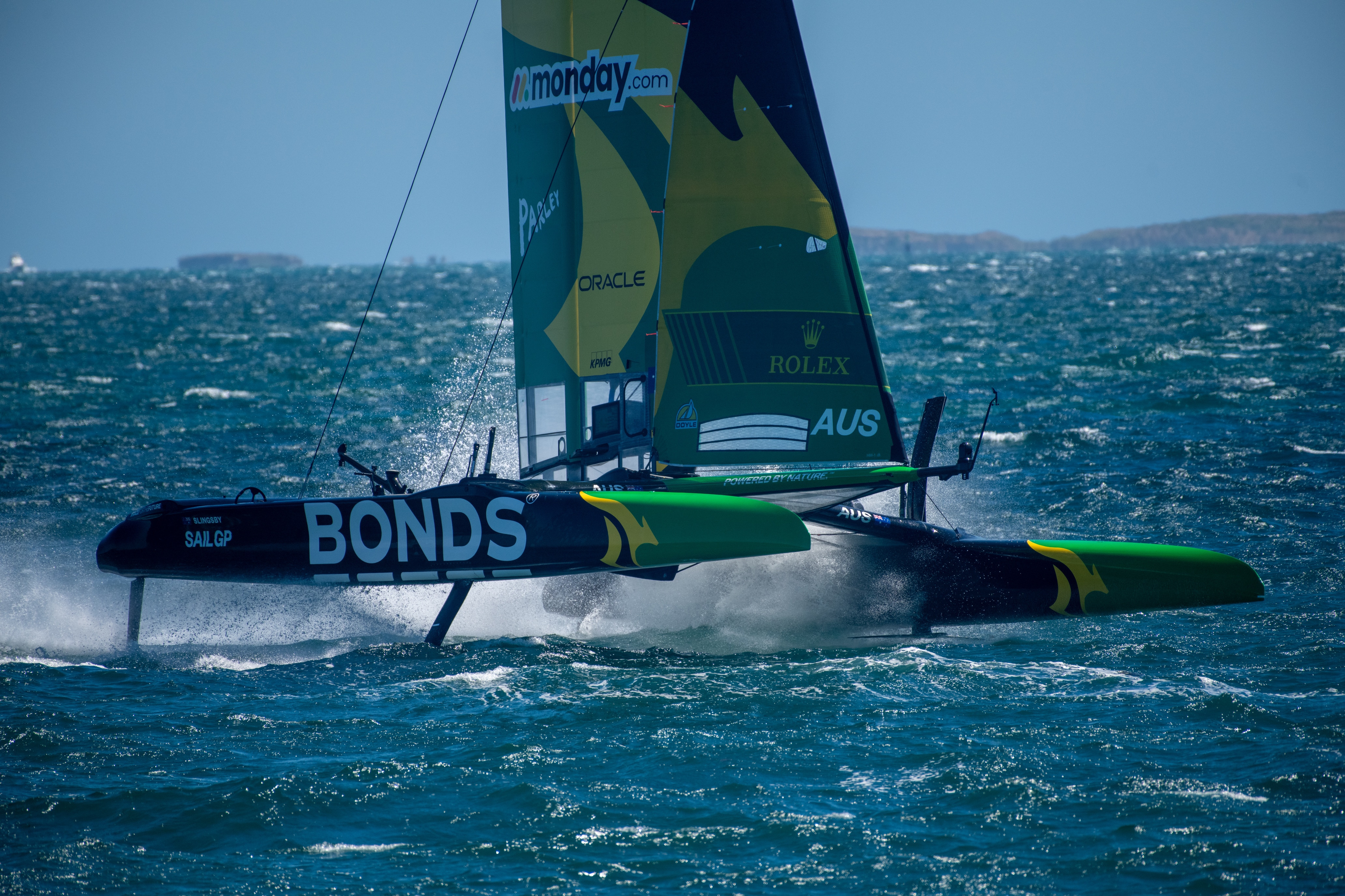 Los barcos corren sobre el agua. 