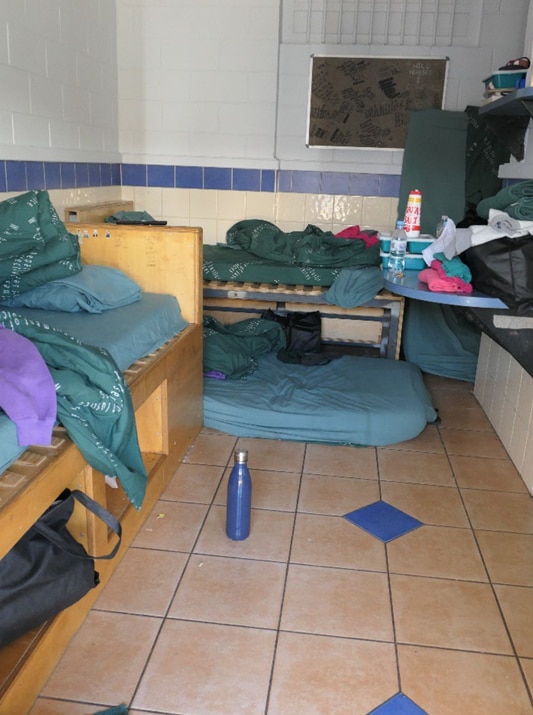 Um colchão no chão de uma cela.