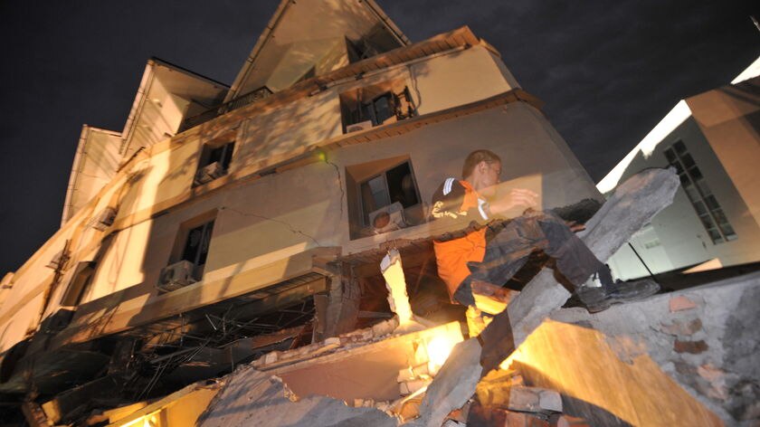 Rescuers scour for quake survivors