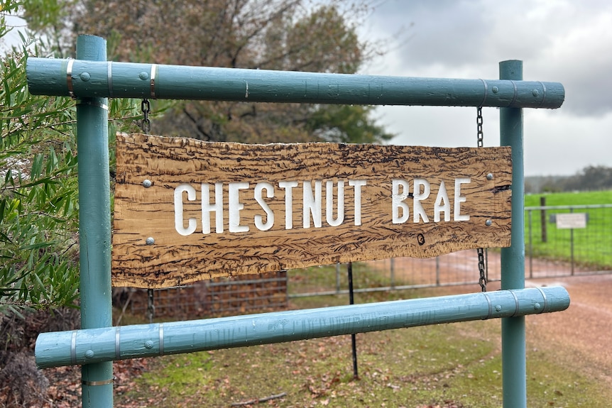 A sign saying Chestnut Brae.