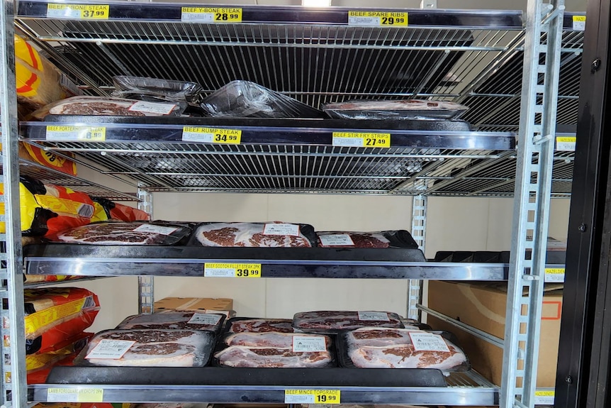 Viande sur des étagères avec des étiquettes de prix