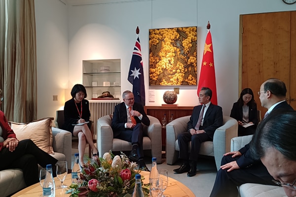 王毅表示，中澳关系的发展不针对第三方，也不应受第三方的影响或干扰。