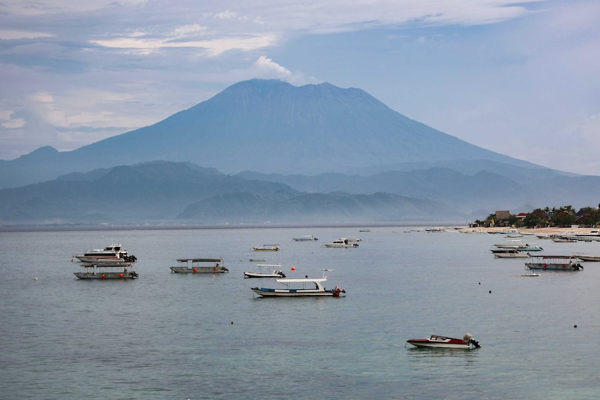 El monte Agung se cierne sobre la isla de Bali.