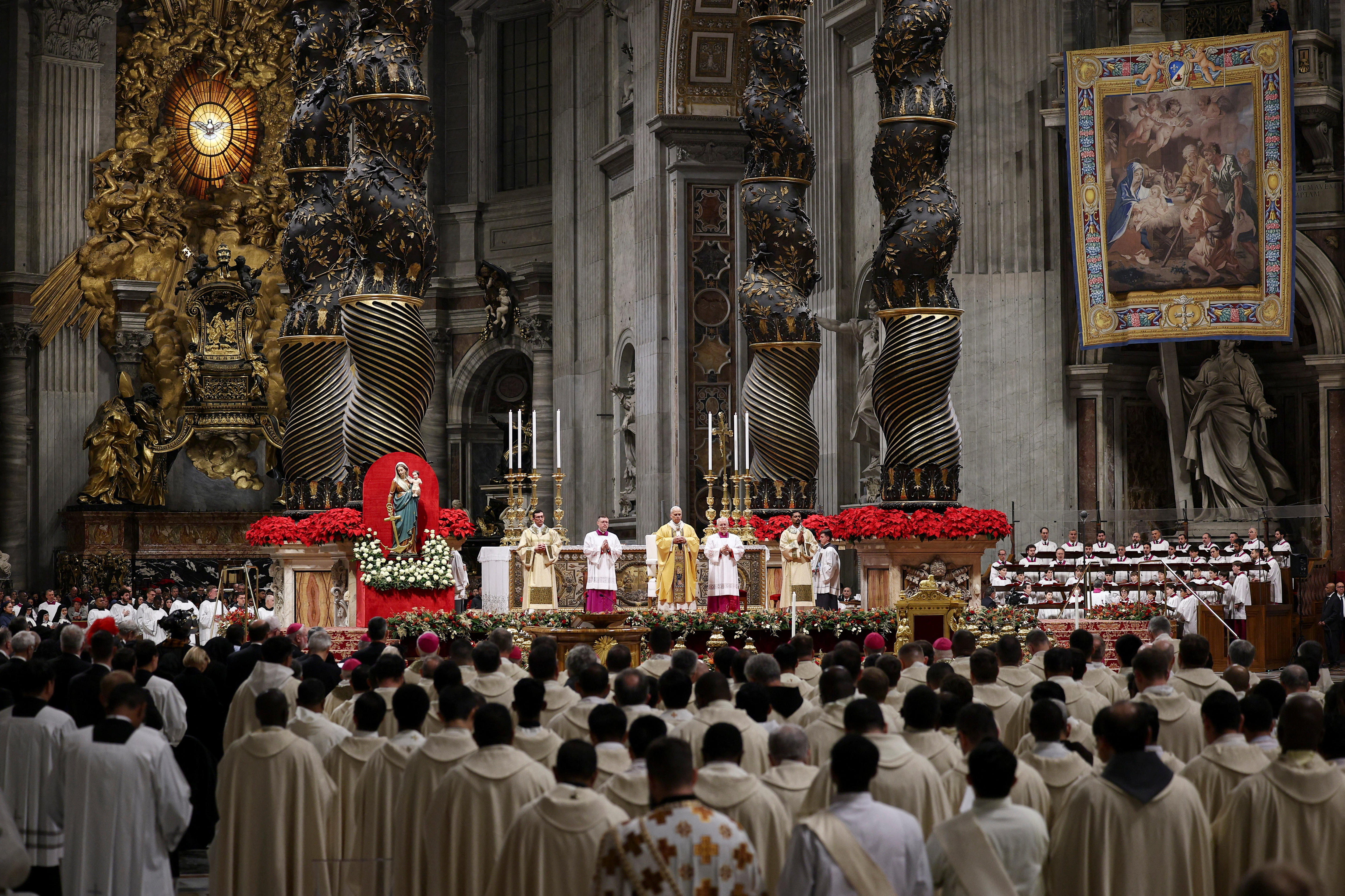 Um grande grupo de pessoas vestidas de branco participa de um culto dentro de uma grande igreja