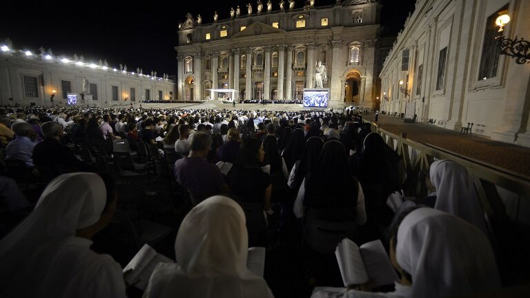 Pope Francis leads a mass in St Peter's Square and calls for peace in Syria