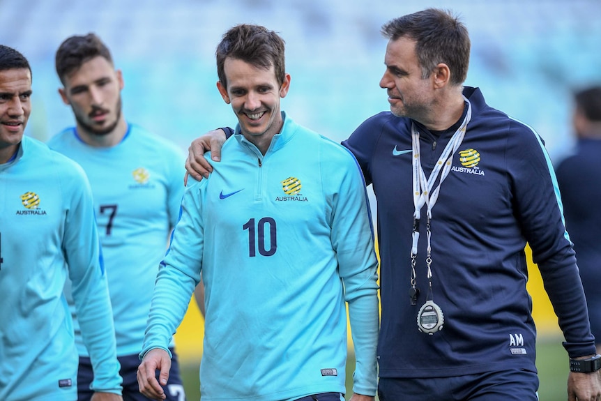 Socceroos assistant Ante Milicic talks to Robbie Kruse during training