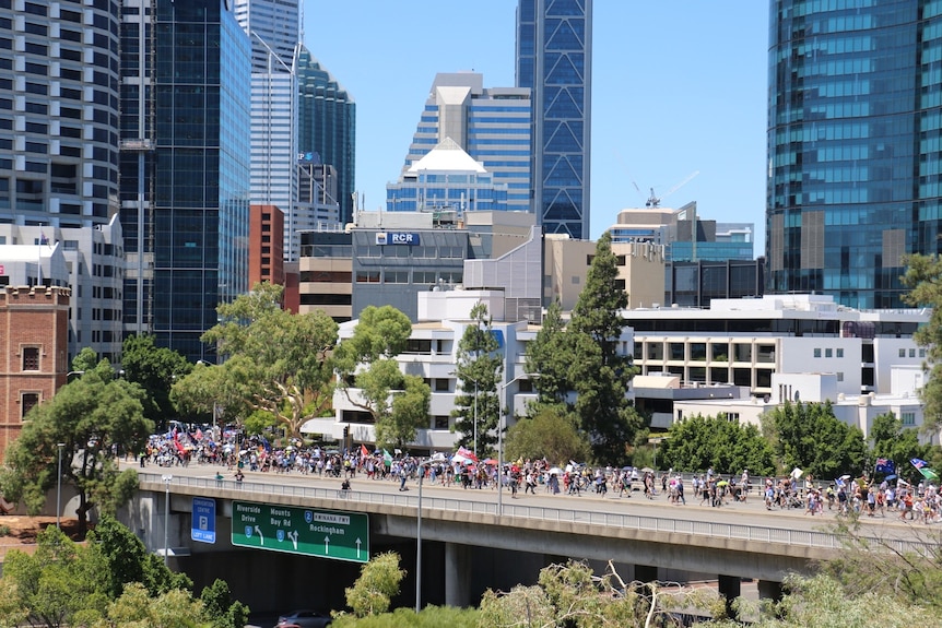 Une foule de manifestants anti-mandat et anti-vaccination venus de loin