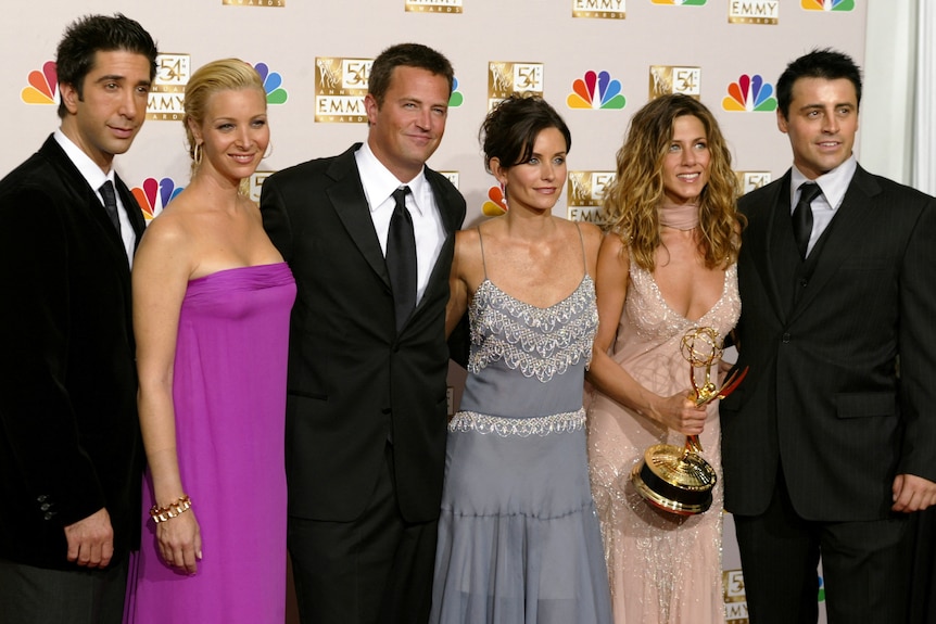 David Schwimmer, Lisa Kudrow, Matthew Perry, Courteney Cox Arquette, Jennifer Aniston and Matt LeBlanc pose on the red carpet