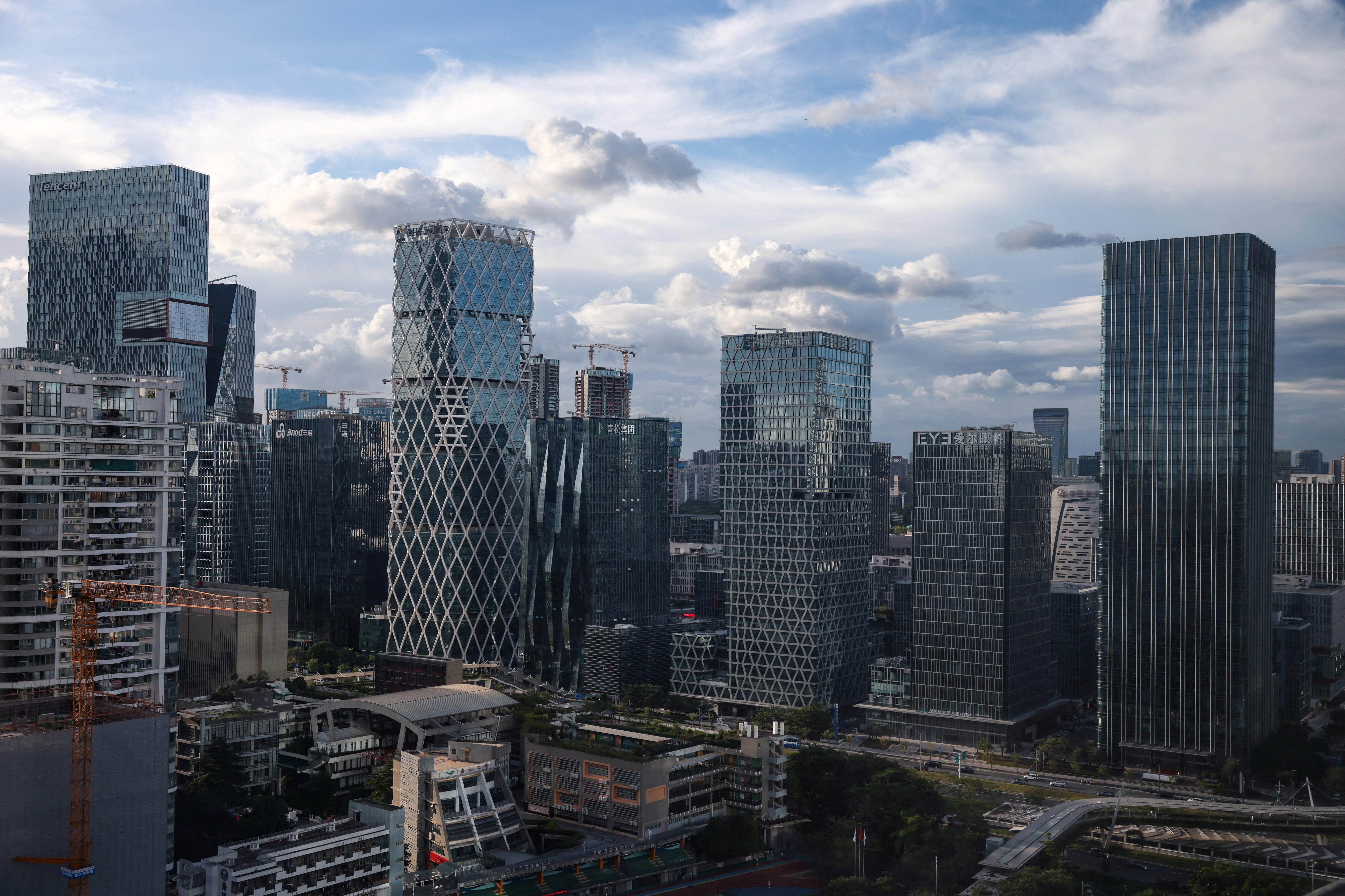 शेन्ज़ेन की गगनचुंबी इमारतों का कांच और स्टील का क्षितिज दृश्य जहां Tencent का मुख्यालय है।