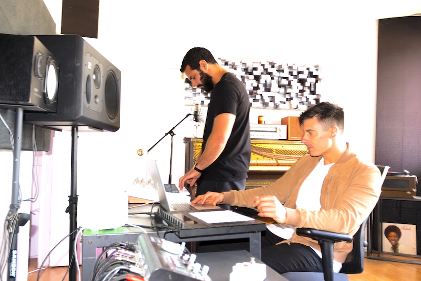 Deux hommes sont assis dans un studio de musique