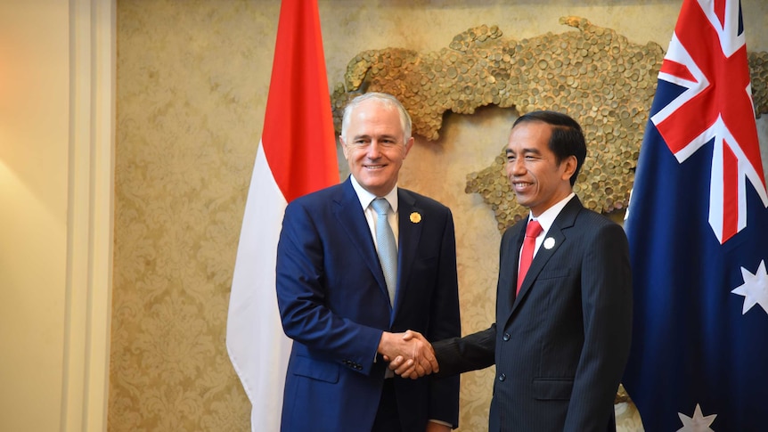 Prime Minister Malcolm Turnbull shakes hands with Indonesian President Joko Widodo.