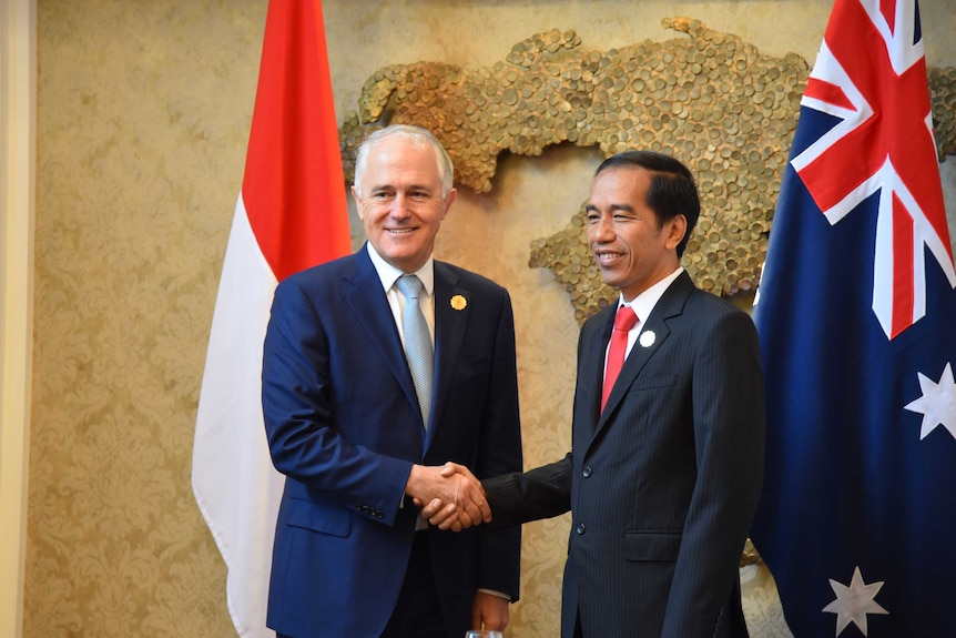 Malcolm Turnbull shakes hands with Indonesian President Joko Widodo.