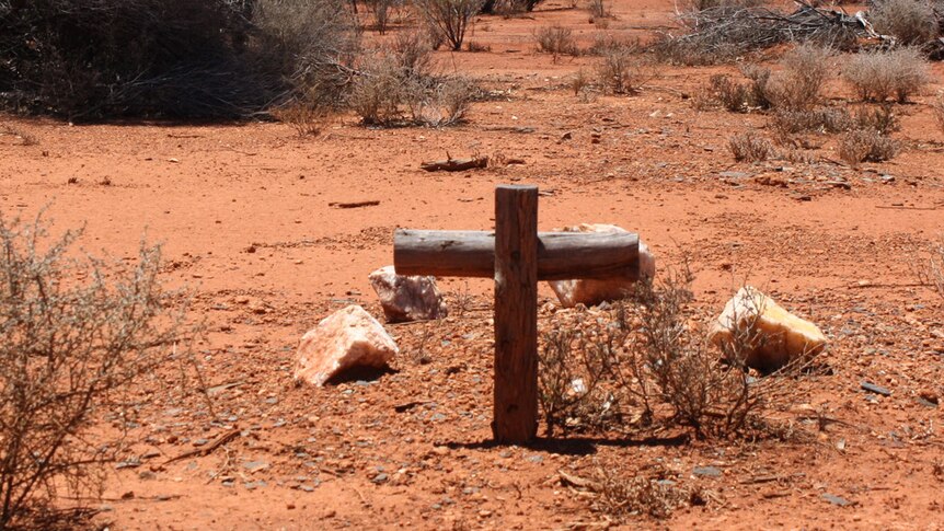 A simple wooden cross at Menzies cemetery