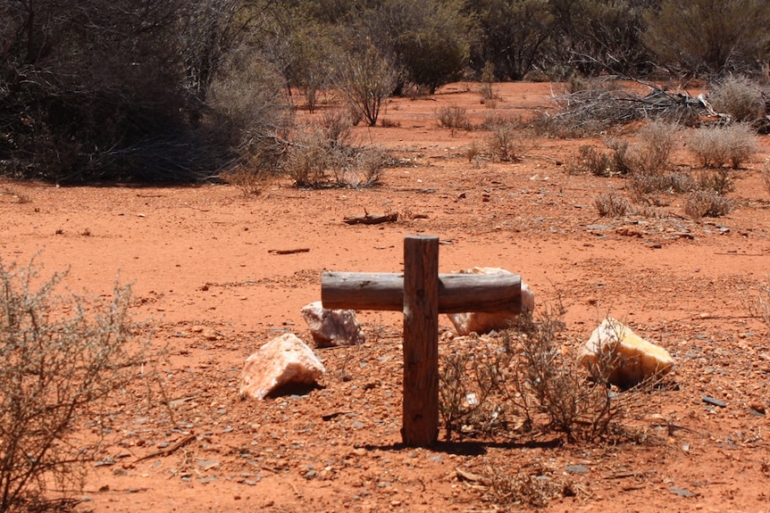 A simple wooden cross at Menzies cemetery