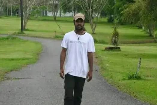 Авраам Тамсен из Папуа-Новой Гвинеи идет по тропинке в парке.