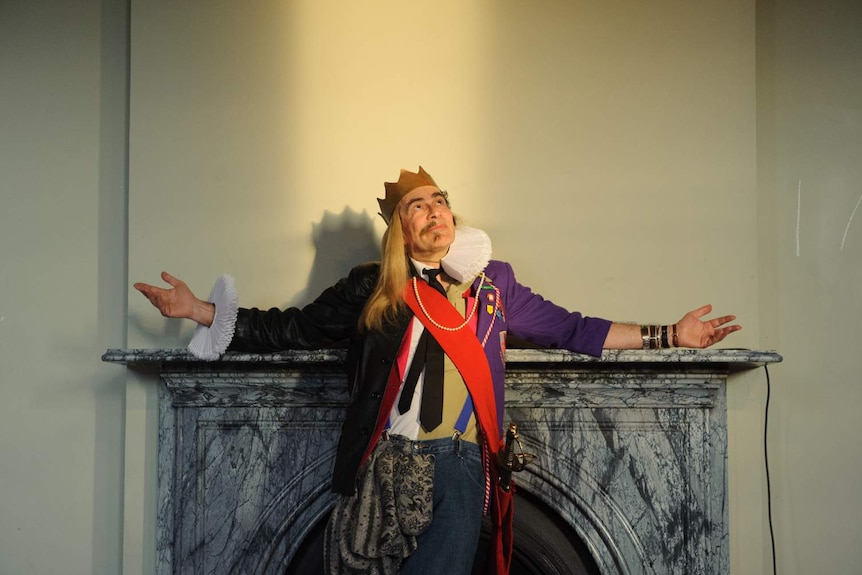 Brian Lipson appears on stage wearing a crown and blonde wig in the play Edmund: The Beginning.