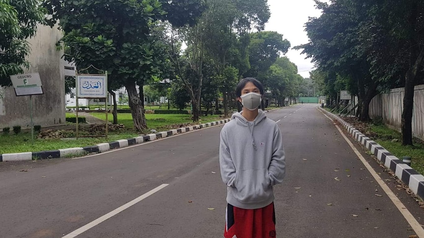 Pierce Wibawa hari Senin (18/5/2020) dikarantina di Asrama Haji Pondok Gede Bekasi menunggu hasil tes COVID-19