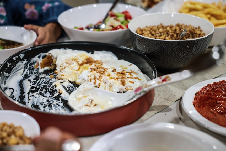 테이블에 음식과 함께 요리