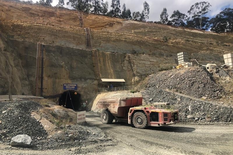 Foto de la entrada a la mina de oro.