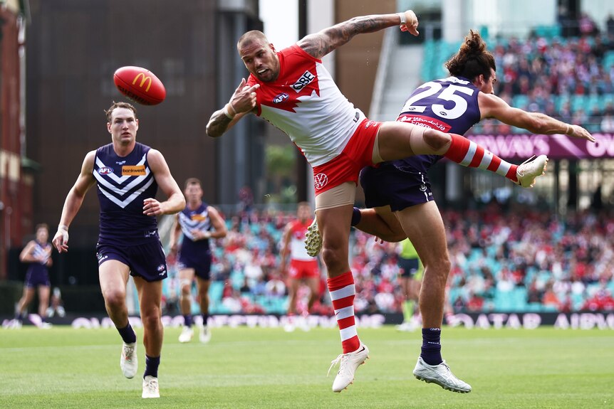 Lance Franklin and Alex Pearce collide as the ball spills away from them