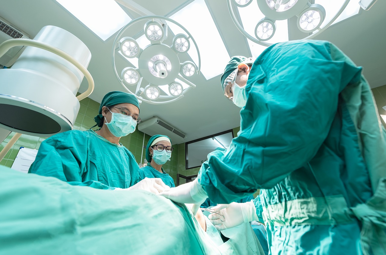 医学生观看外科手术，通用图像。