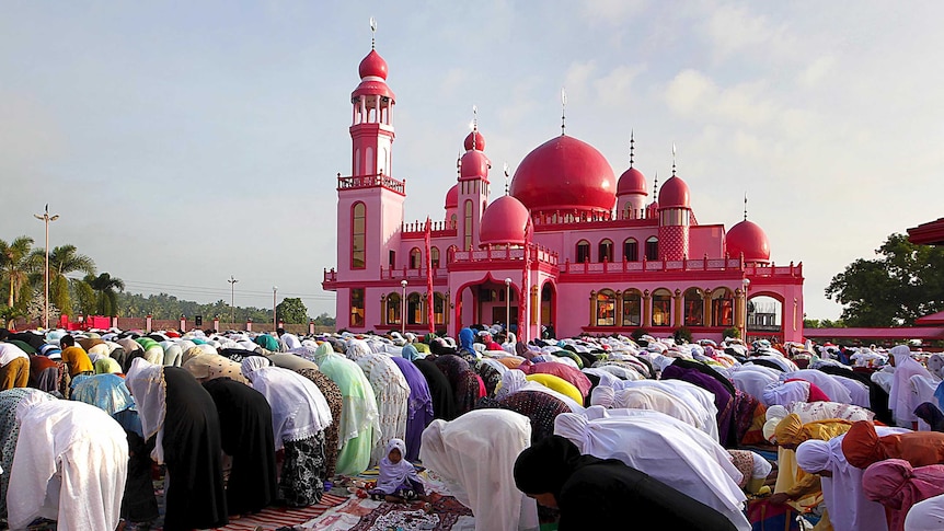 Filipino Muslims mark the end of Ramadan outside the Pink Mosque