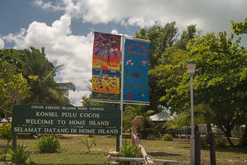 Home Island welcome sign in English and Cocos Malay.