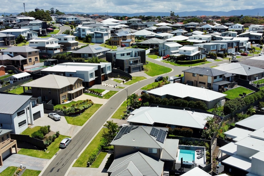 Una toma de un dron de hileras de casas en Shell Cove, al sur de Wollongong.