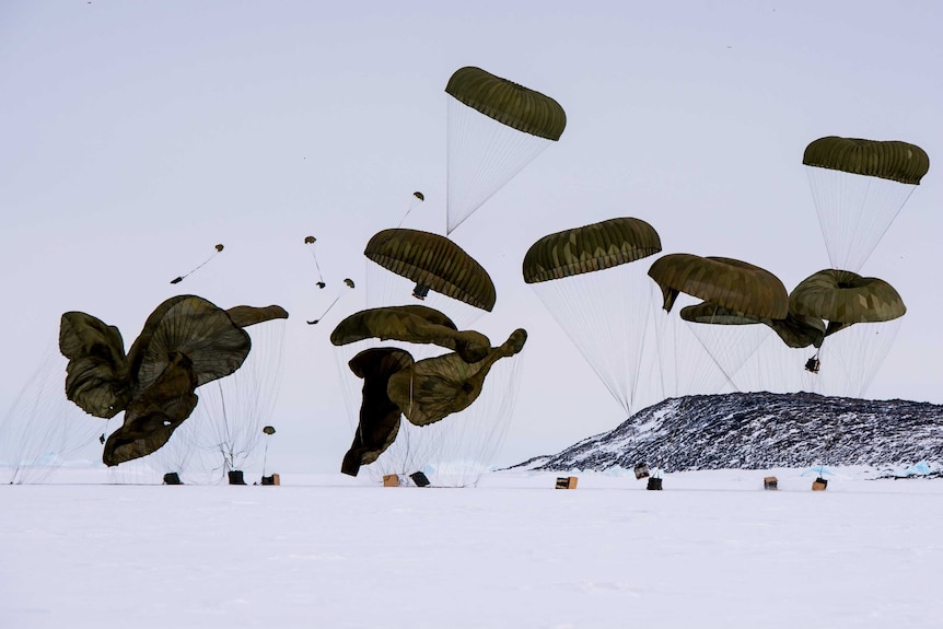 C-17A drops supplies to Davis research station