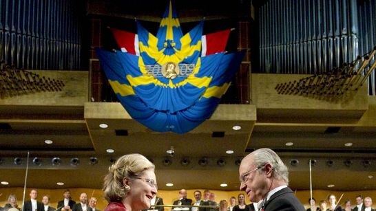 Elizabeth H Blackburn accepts the Nobel Prize from Swedish King Carl XVI Gustaf
