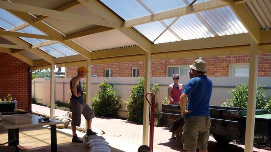 Residents of the Victorian town of Horsham start to sandbag their house