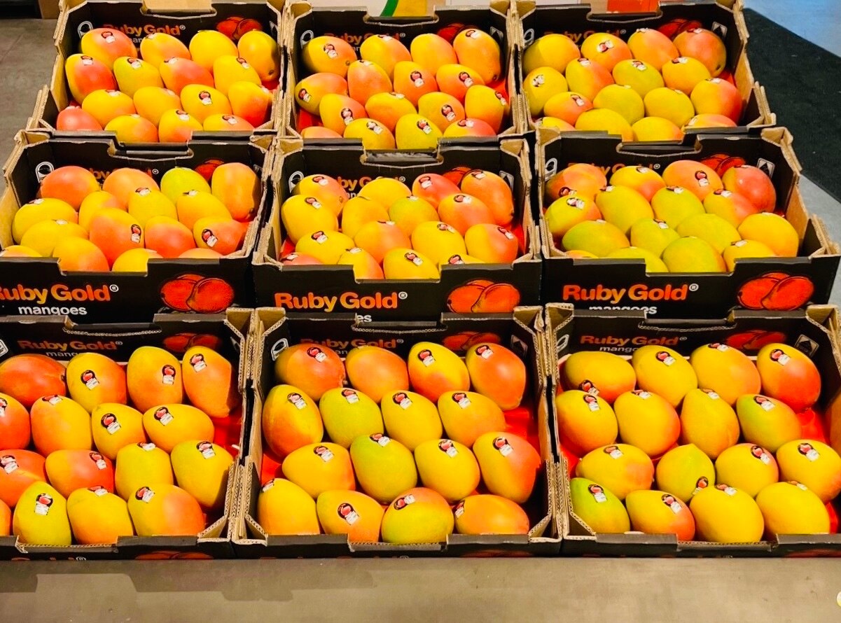 Caixas de mangas em uma loja.