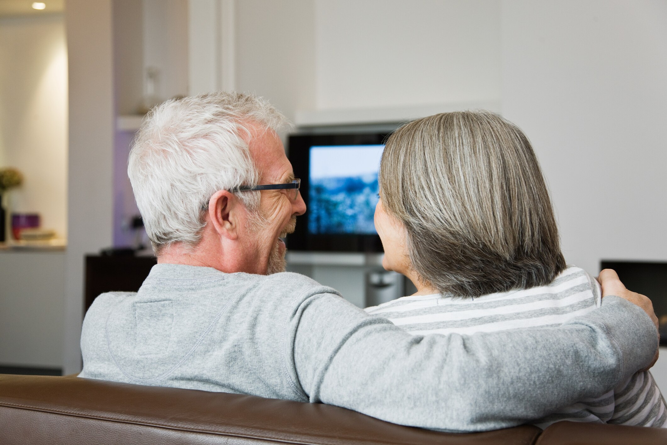 Видео которое смотрят взрослые. Пара смотрит в телефон. Семья у телевизора. Человек за телевизором. Общаются по видеосвязи.