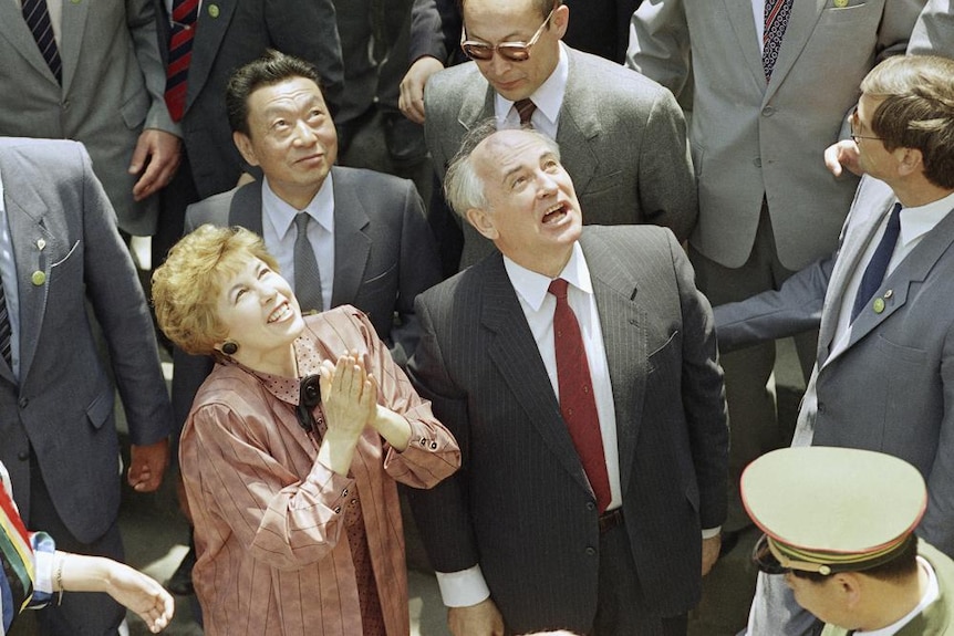 Michaił Gorbaczow i jego żona Raisa zwiedzają Pekin w Chinach w 1989 roku. 