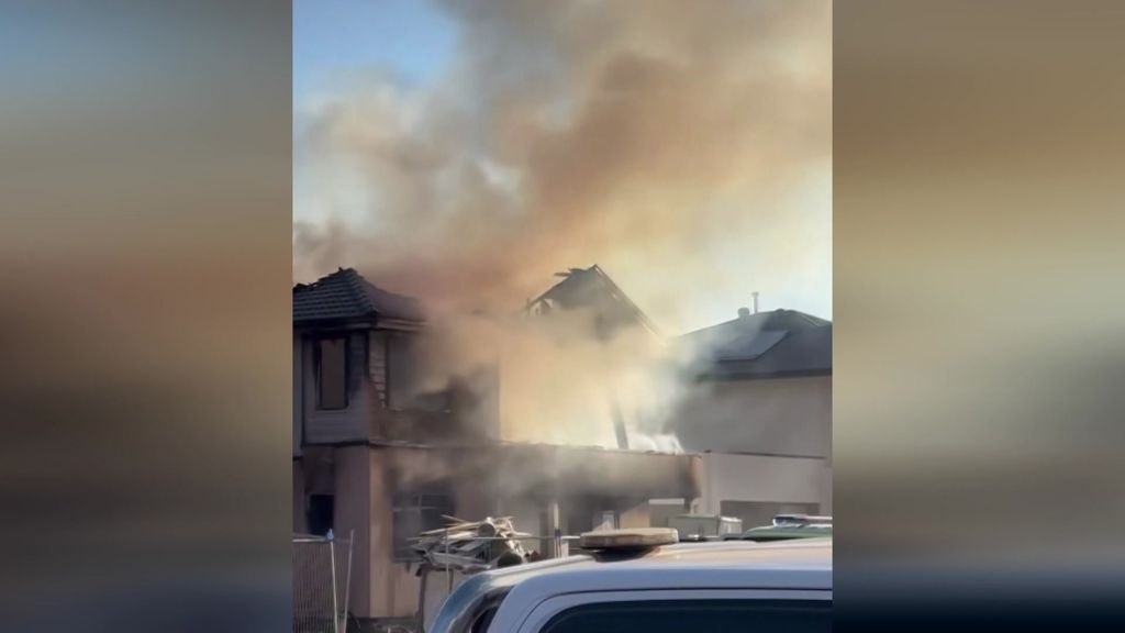 Fire breaks out in an unoccupied Melbourne home - ABC News