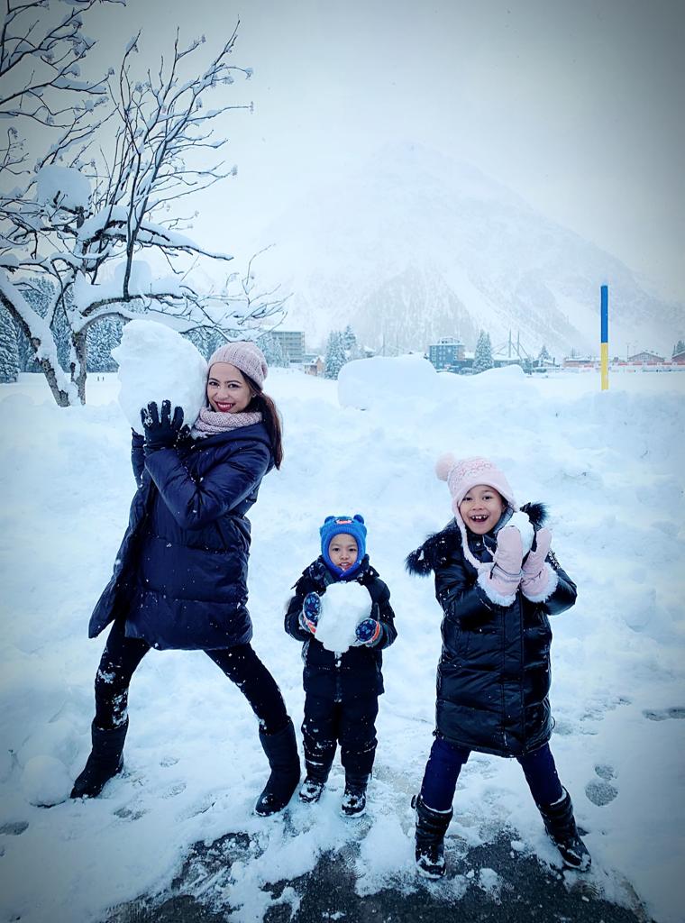 Vanda dan keluarga bermain salju
