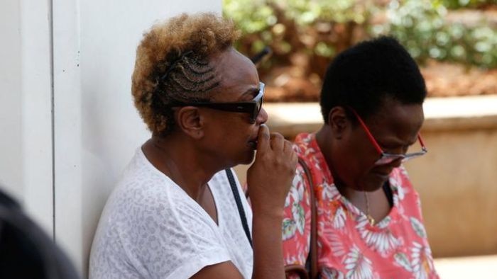Perempuan menunggu kabar dari tunangannya setelah jatuhnya Ethiopian Airlines