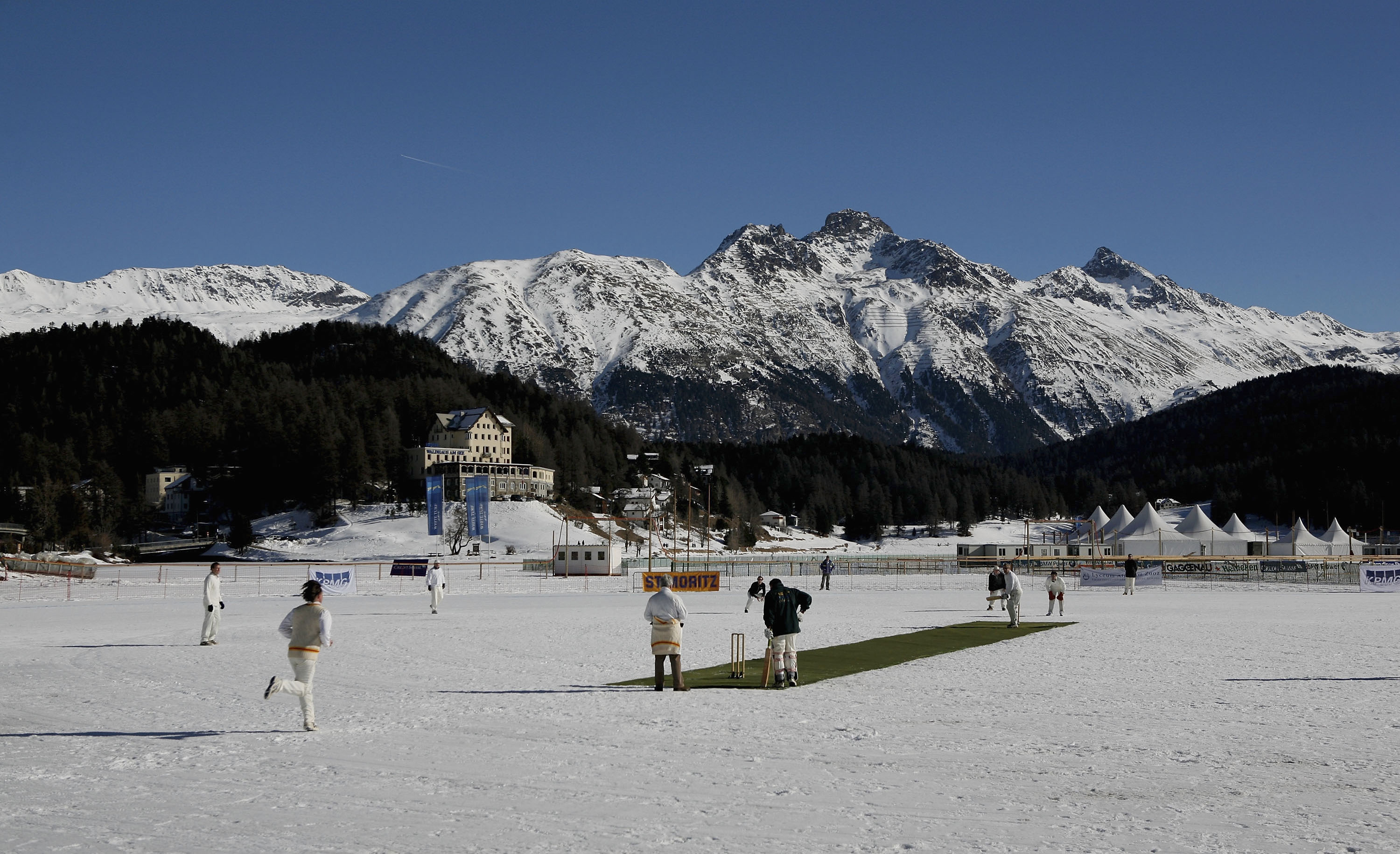 Des joueurs de cricket fous jouent sur un lac gelé de Saint-Moritz en Suisse