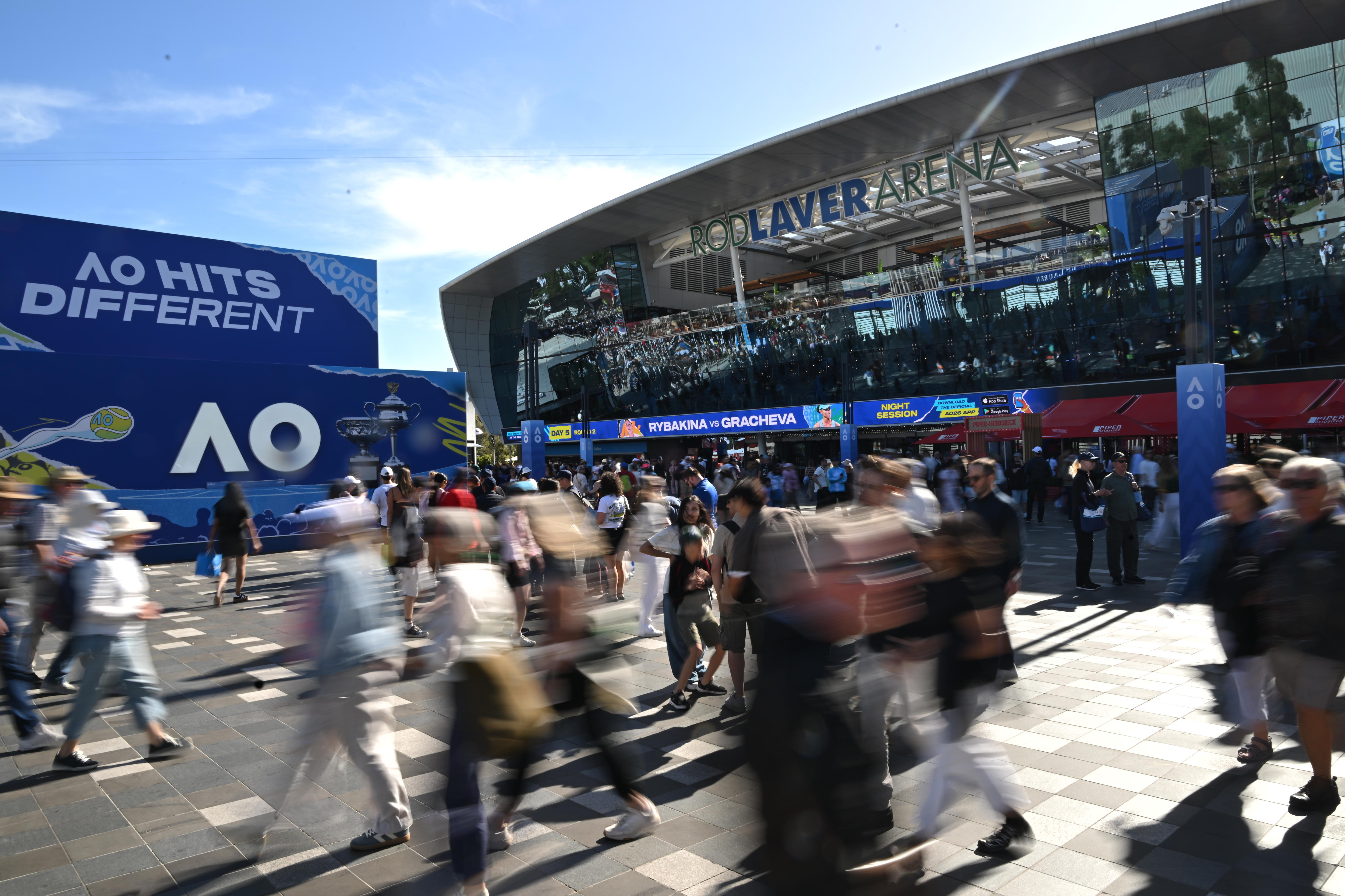Una multitud de personas borrosas caminando por el Rod Laver Arena