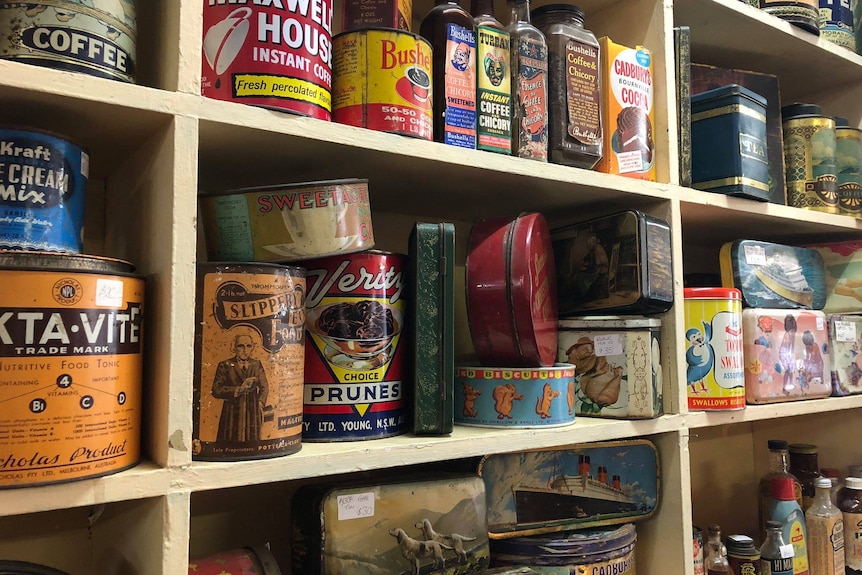 photo de vieilles canettes et boîtes de conserve dans un magasin de collection 